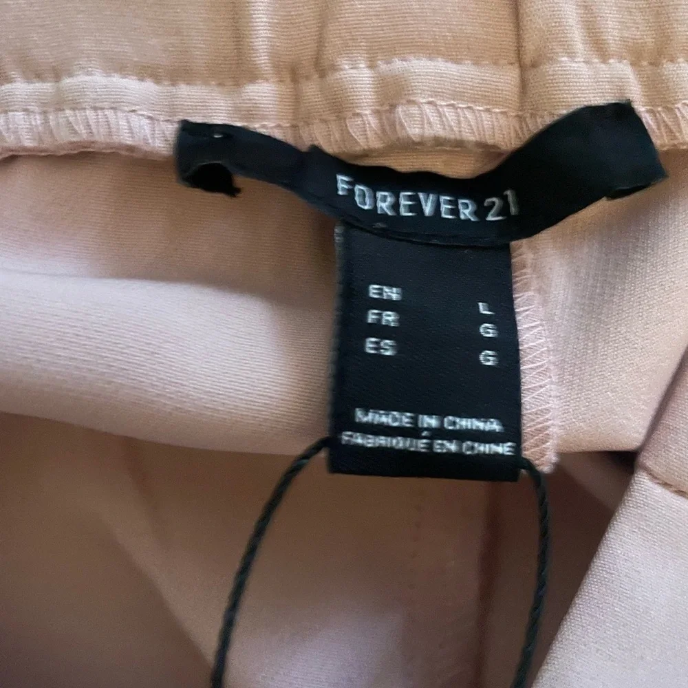 Pink Bermudas with a relaxed fit and high-waisted design - Picture 9 of 9